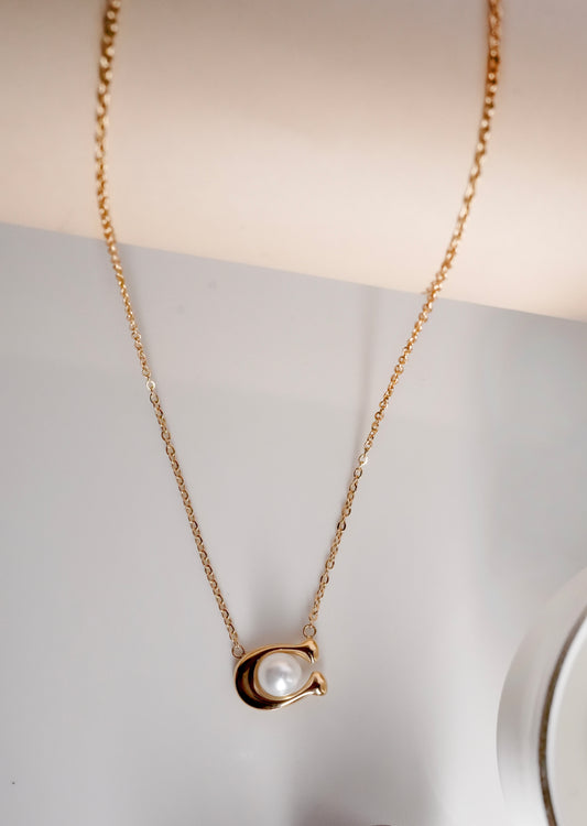 Oorvi Moti pendant necklace